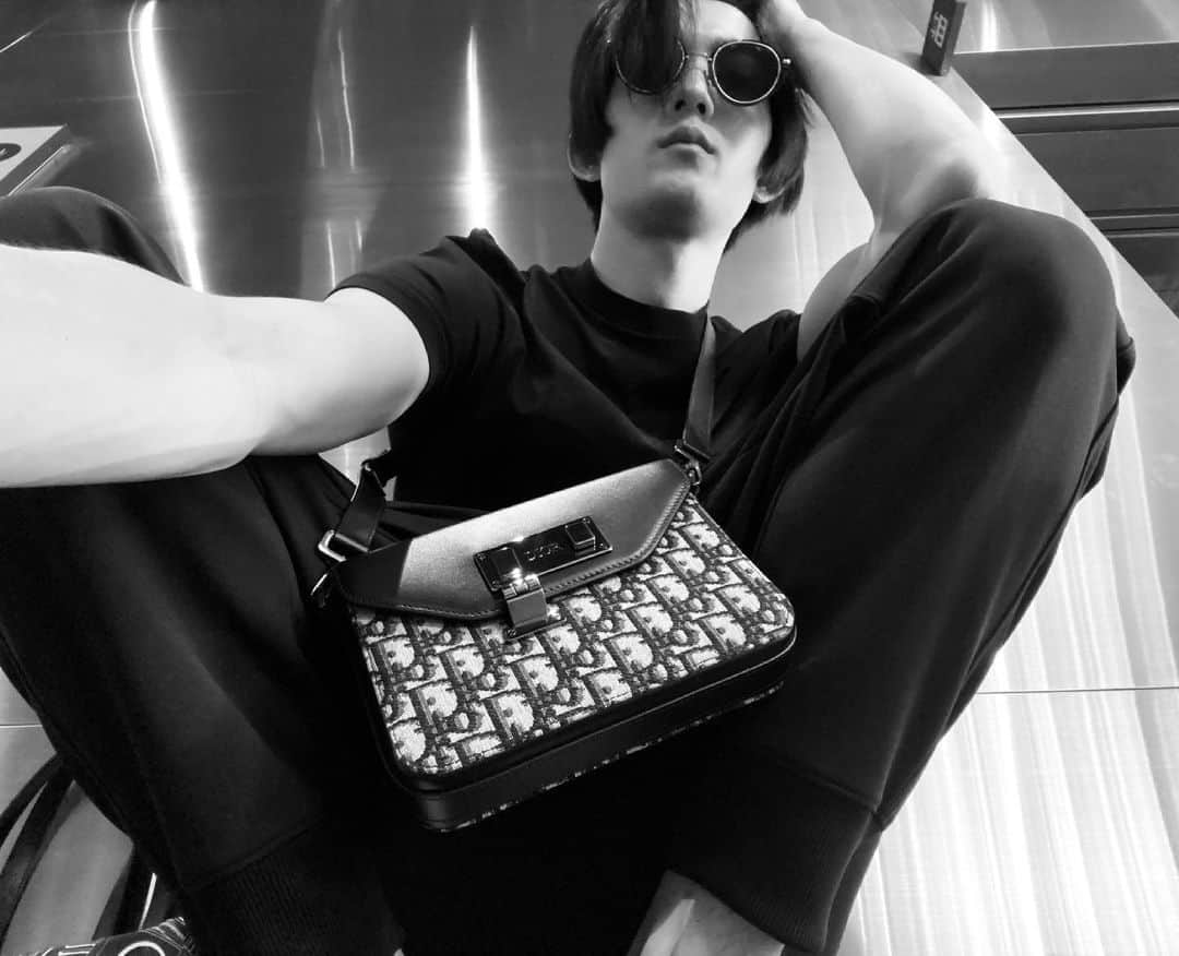 のインスタグラム：「🤳 #DiorLock」