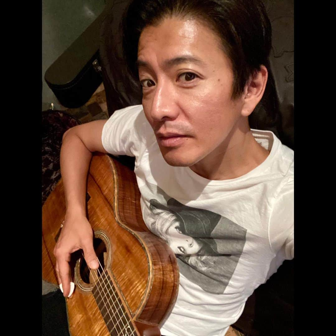 木村拓哉さんのインスタグラム写真 - (木村拓哉Instagram)「「たまには弾かないと…。 それにしても、ギターの音はやっぱり癒されますねぇ〜‼︎ 大きなプレッシャーが近づいて来てますが、出来るだけリラックスして向き合わないと…。   土砂降りだったり、日差しがさしたりした変な日でしたね。」   STAYSAFE!   拓哉 #木村拓哉#TakuyaKimura」6月17日 17時19分 - takuya.kimura_tak