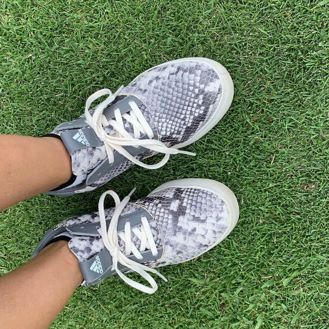 奥山春香さんのインスタグラム写真 - (奥山春香Instagram)「⛳️ Tops adidas Skirt adidas Shoes adicross  このシューズは普段も可愛いから出勤のときたまに履いていってそのまま帰り練習いったりするよ🐨 #adidas#adicross#adidasgolf」6月17日 17時16分 - corvetteharuka
