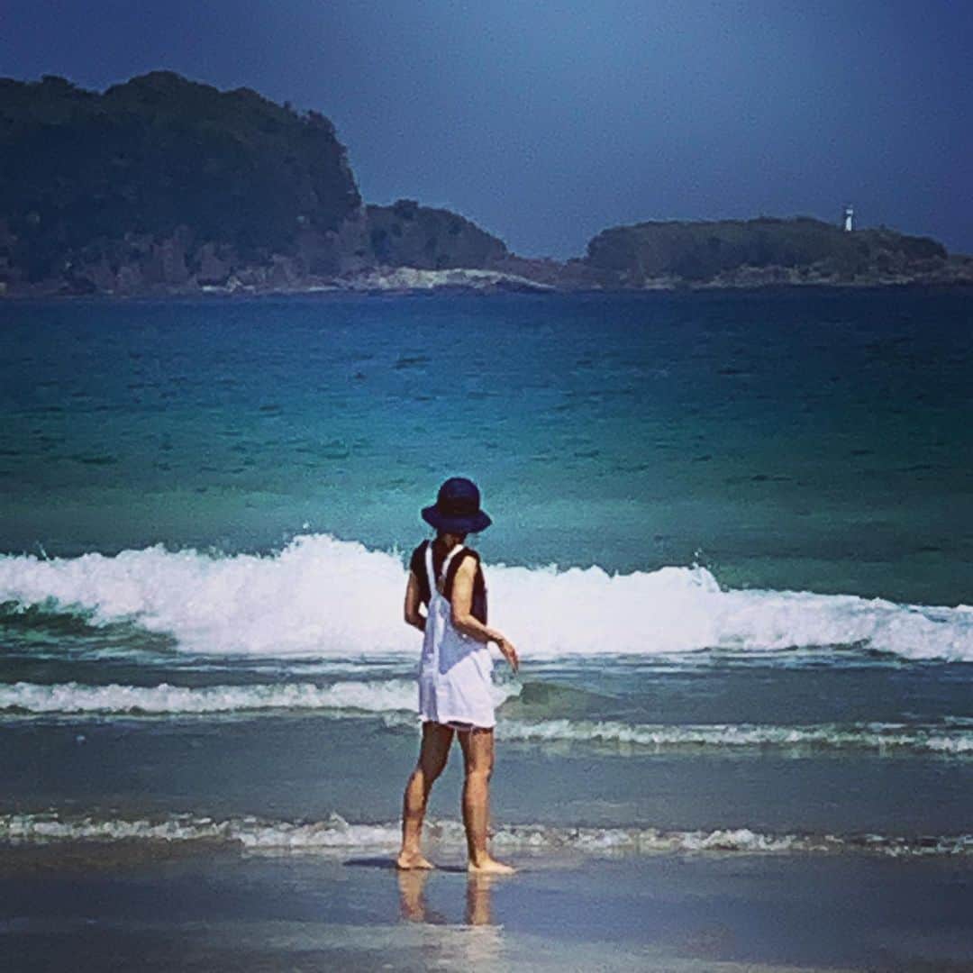 花田美恵子さんのインスタグラム写真 - (花田美恵子Instagram)「梅雨の合間にサクッと 海に来ました⛱  日本のハワイとも言われているビーチがあるって あんまり期待してなかったけど  完全に私が間違ってました😌  遠くでサーフレッスンしてる人たち以外🏄🏼‍♂️ 他に誰も居なくて  足だけお水に浸したら とってもリフレッシュできました💙  #tokyolifestyle #surfergirl #sea #hawaii #beach #misshawaii #summeriscoming  #ハワイ #みたいな #海 #ビーチ #景色 #リフレッシュ #誰もいない海」6月17日 17時22分 - hawaiimieko