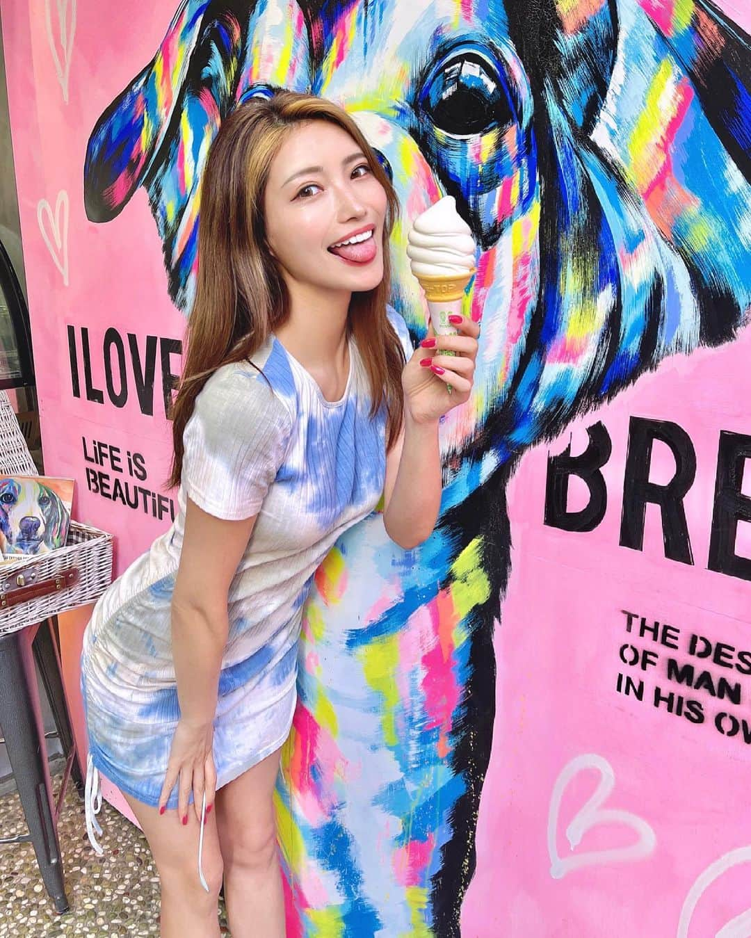 MIKAさんのインスタグラム写真 - (MIKAInstagram)「Creamyyy😋🍦💓💖  牧場で食べるソフトクリームみたいに濃厚で美味しくて溶けにくくて食べやすい ♪  お店も可愛いんだよ〜💕 ブレッドが美味しいお店🥰  今朝も家でここのスチームブレッドを厚切りトーストにして、このお店のトリュフバターをたっぷり塗って… しあわせな朝ごパン🤤💘  ふわふわもっちもち スチパンブーム到来🍞🍞🍞  次は毎月変わる限定メニューを狙ってる😝🥳笑」6月17日 17時37分 - cjd_mika