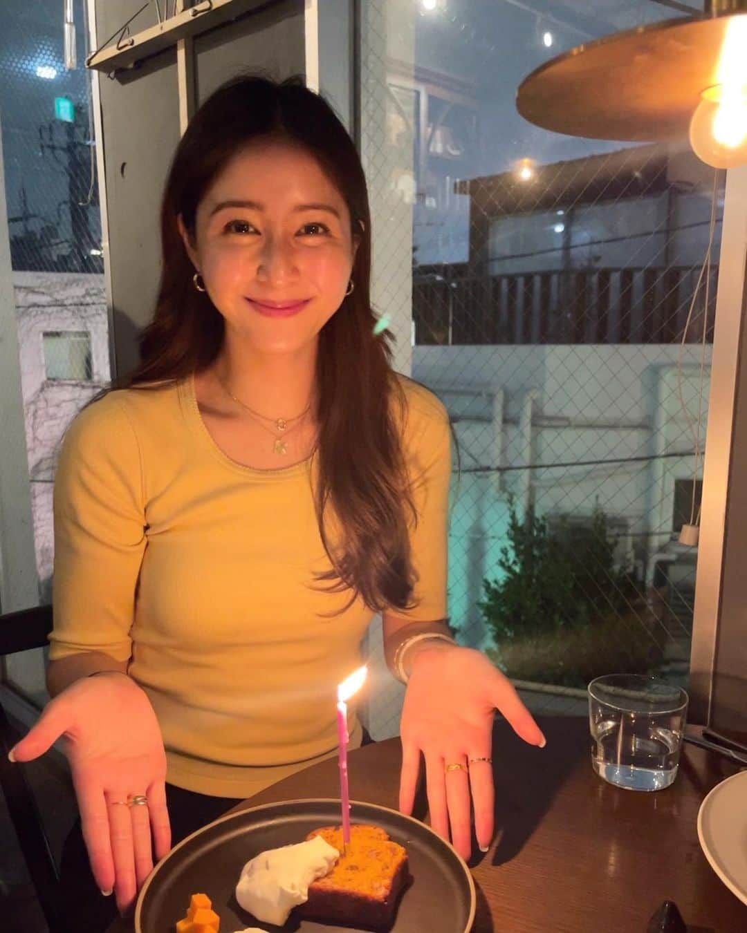 季葉のインスタグラム：「. お友達にバースデーお祝いしてもらったときの🎂✨  ろうそく消えちゃったかと思いました🕯🤣#22」