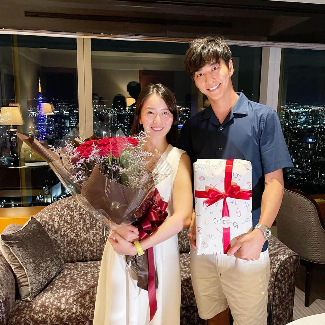 岩間恵のインスタグラム：「本日28歳になりました✨  朝起きたらたくさんメッセージが届いていて... 本当にありがとうございます🥰❤️ 全てにやにやしながら読んでいます！  改めて、周りの人や環境に恵まれていることを 実感したと同時に、支えてくれている方々に 何かしらで恩返ししていきたいと思いました！  これからもよろしくお願いします🌹🍇」