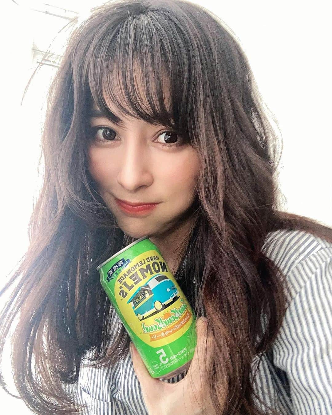 瀬戸晴加のインスタグラム：「先日お披露目イベントに参加してきた、ハードレモネードのノメルズ🍋 実は！NOMELsのパッケージをインカメラで反転させるとLEMONの文字になるんです😍🖋 レモンのさっぱり感も炭酸のスキッとした感じも夏にピッタリで、週末に昼飲みしちゃいました😚🍋笑 そのまま飲んでも美味しいし、氷を入れたグラスに注いでキンキンに冷やして飲むのもオススメです🙆🏻‍♀️今度カットレモンもトッピングして飲んでみようかなぁー😍✨ #Ambassador#レモネードのお酒 #ノメルズ #NOMELs#ハードレモネード専門店  #ノメルズついにできたよ #オリジナル #Original#サワーサワーサワー#SourSourSour#ビターサワー#BitterSour#6月21日 #新発売 #お酒好きな人と繋がりたい #今夜はPOPに#NOMELsLEMON#NOMELsとセルフィー」
