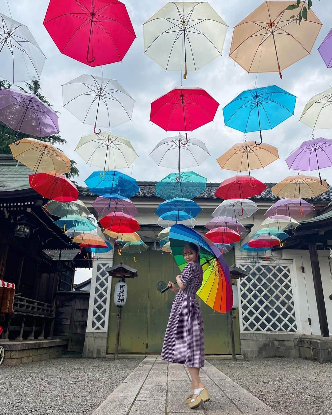 清司麗菜さんのインスタグラム写真 - (清司麗菜Instagram)「五泉八幡宮本殿⛩ . 初めてのアンブレラスカイにテンション上がりました〜☂️💛 . 7月下旬まで開催しているそうです☔️ . . #五泉市#八幡宮#アンブレラスカイ」6月17日 18時08分 - seiji_0007