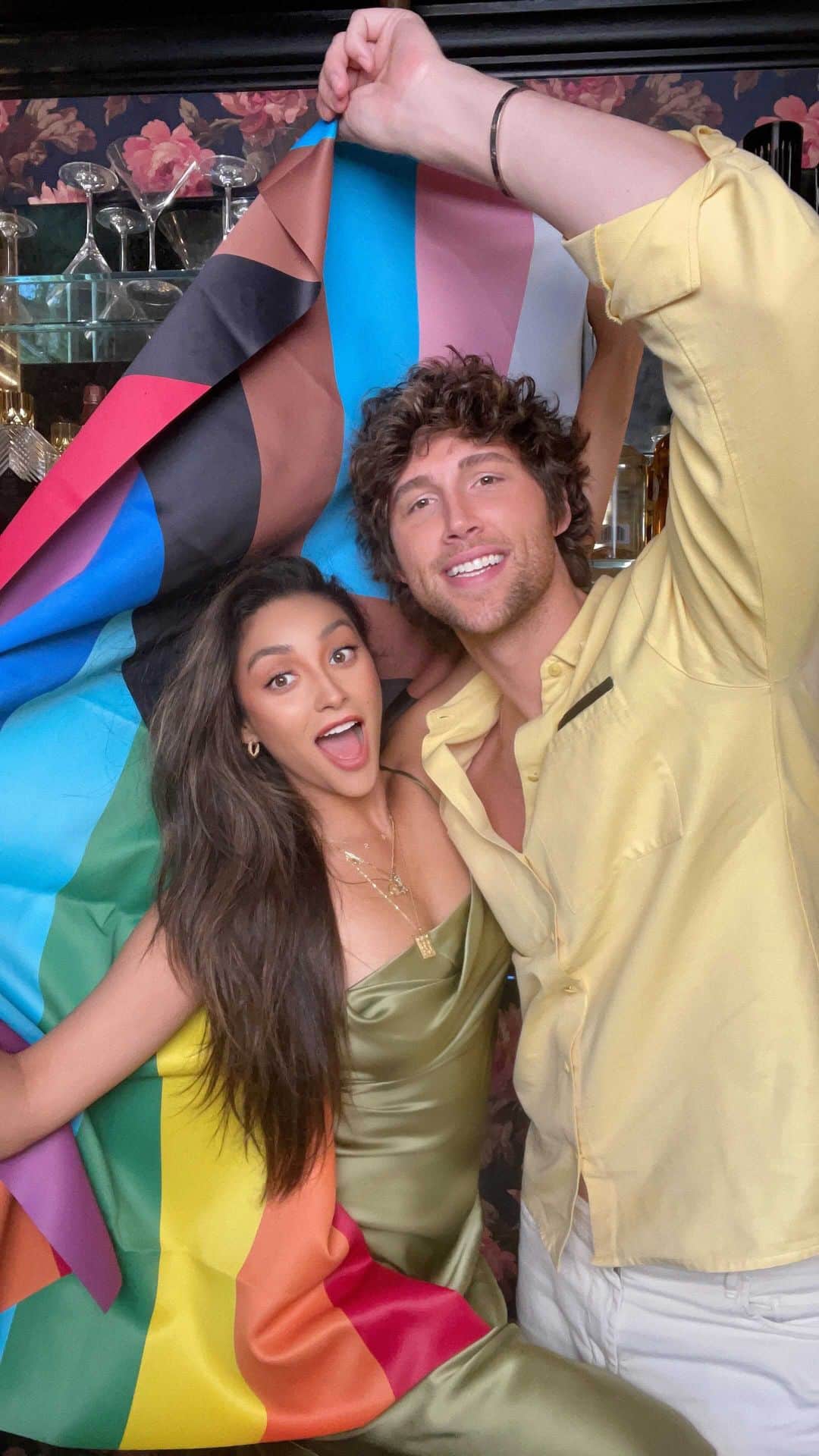シェイ・ミッチェルのインスタグラム：「If you didn’t know, now you do that it is @chadwoodhair ‘s birthday! In honor of this special day and #pridemonth, we of course had to do a Chad and Shay Shit Show 😋 Check out today’s episode where we make some “delicious” drinks, and learn about a very special book close to Chad’s ❤️ 📖🌈 : @joshpedersen」