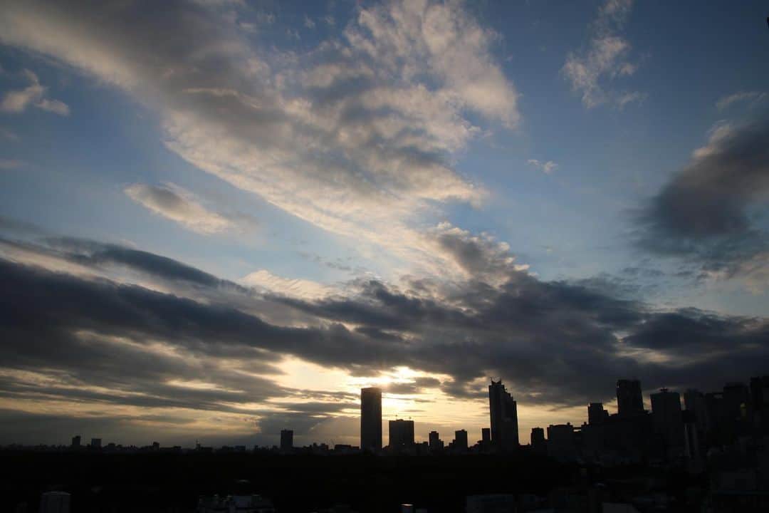 坂元美香さんのインスタグラム写真 - (坂元美香Instagram)「today's sunset 2021/06/17 18:22  雲が多いと流れ模様が綺麗なので タイムラプスで撮りたくなります。 今日のタイムラプスはGoProです。  #sunsetphotobymikasakamoto  #sunset #夕陽 #夕日 #夕焼け #tokyosky #やっぱり空が好き #イマソラ  #CanonEOSKiss8 #GoPro #GoPro女子」6月17日 20時04分 - mika_saka