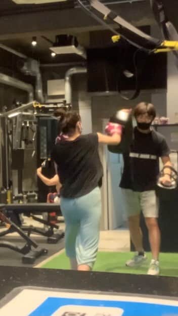瑞羽奏都（水谷美月）のインスタグラム：「この日は、左右田トレーナーがずっとやりたかったという日頃やってる10種類のトレーニングを全て休憩なしで続けて1セットとしてやり、インターバルは1分のみを3セットで、心拍数をガンガン上げていこう‼️というトレーニングをやりました！ 久しぶりに滝汗かきました(笑)  左右田トレーナーのみっちりスパルタにサボる隙すらなく…  やっと終わったかと思えば、容赦なくキックボクシングが始まり…  終わったあと20分くらい放心状態が続きました(笑)  ちなみに、動画は3セット目で、4倍速ですーーw  #トレーニング #トレーニング女子  #キックボクシング #キックボクシング女子 #ボディメイク #フィットネス #ワークアウト  #ボディメイク女子 #フィットネス女子 #ワークアウト女子 #fitness #workout #bodymake #kickboxing」