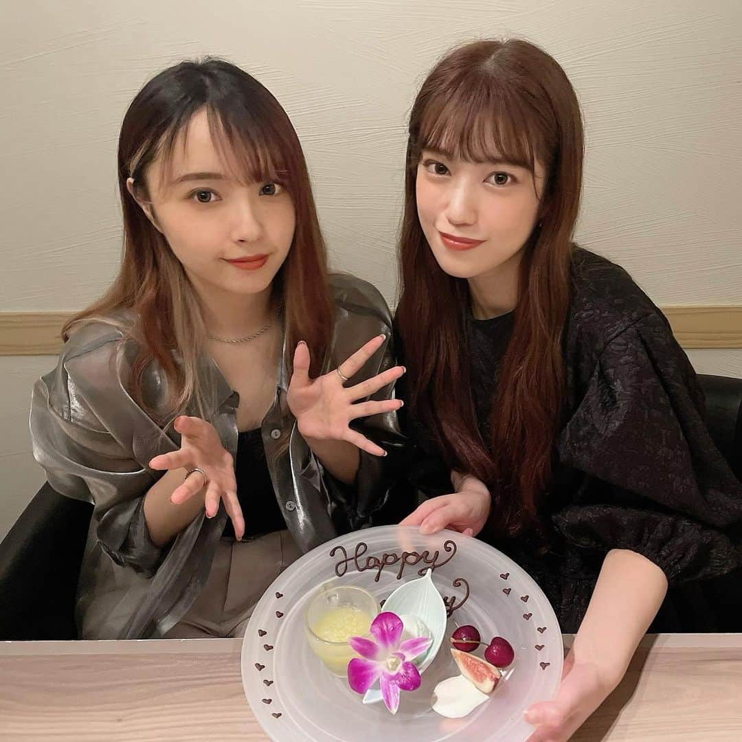 飯泉吏南さんのインスタグラム写真 - (飯泉吏南Instagram)「. . きゃととお互いのお誕生日のお祝いで ちょっと前に焼肉食べに行ってきたよ🥲🍴💓 . 零篠さんでお誕生日コースを頼んだんだけど すっごく豪華なコースメニューだし 全部おいしすぎた、、💭 私は炙りユッケとタンがお気に入り🥺 . デザートにはかわいいプレートも用意してもらえて 最後までウキウキでした🥰 . . 個室だから今の時期にもおすすめだし お誕生日とか記念日とか特別な日に行っても すごく喜ばれるんじゃないかなって思います🎂💓 女子ウケ抜群オシャレ焼肉🍴✨ . . #焼肉 #表参道焼肉 #表参道グルメ #誕生日 #誕生日プレゼント #誕生日ディナー #零篠 #誕生日焼肉 #記念日ディナー #個室焼肉」6月17日 20時13分 - pocha_rina