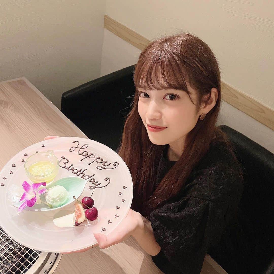 飯泉吏南さんのインスタグラム写真 - (飯泉吏南Instagram)「. . きゃととお互いのお誕生日のお祝いで ちょっと前に焼肉食べに行ってきたよ🥲🍴💓 . 零篠さんでお誕生日コースを頼んだんだけど すっごく豪華なコースメニューだし 全部おいしすぎた、、💭 私は炙りユッケとタンがお気に入り🥺 . デザートにはかわいいプレートも用意してもらえて 最後までウキウキでした🥰 . . 個室だから今の時期にもおすすめだし お誕生日とか記念日とか特別な日に行っても すごく喜ばれるんじゃないかなって思います🎂💓 女子ウケ抜群オシャレ焼肉🍴✨ . . #焼肉 #表参道焼肉 #表参道グルメ #誕生日 #誕生日プレゼント #誕生日ディナー #零篠 #誕生日焼肉 #記念日ディナー #個室焼肉」6月17日 20時13分 - pocha_rina