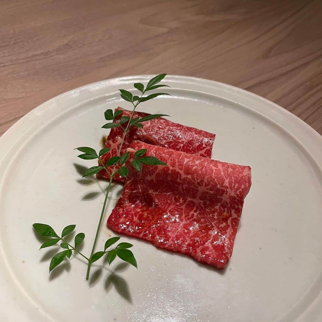 飯泉吏南さんのインスタグラム写真 - (飯泉吏南Instagram)「. . きゃととお互いのお誕生日のお祝いで ちょっと前に焼肉食べに行ってきたよ🥲🍴💓 . 零篠さんでお誕生日コースを頼んだんだけど すっごく豪華なコースメニューだし 全部おいしすぎた、、💭 私は炙りユッケとタンがお気に入り🥺 . デザートにはかわいいプレートも用意してもらえて 最後までウキウキでした🥰 . . 個室だから今の時期にもおすすめだし お誕生日とか記念日とか特別な日に行っても すごく喜ばれるんじゃないかなって思います🎂💓 女子ウケ抜群オシャレ焼肉🍴✨ . . #焼肉 #表参道焼肉 #表参道グルメ #誕生日 #誕生日プレゼント #誕生日ディナー #零篠 #誕生日焼肉 #記念日ディナー #個室焼肉」6月17日 20時13分 - pocha_rina