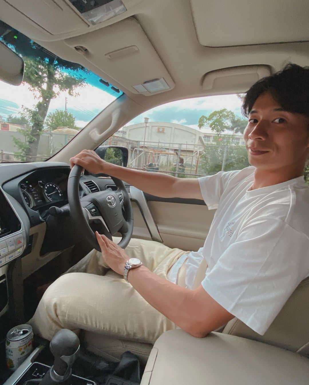 のインスタグラム：「僕のサブスクリプションライフ🤳  映画は #Netflix ミュージックは #Spotify  サッカーは #DAZN  車は #kinto   キツい練習までの道のりも 車高の高い #ランクルプラド で 気分ノリノリ🚘」