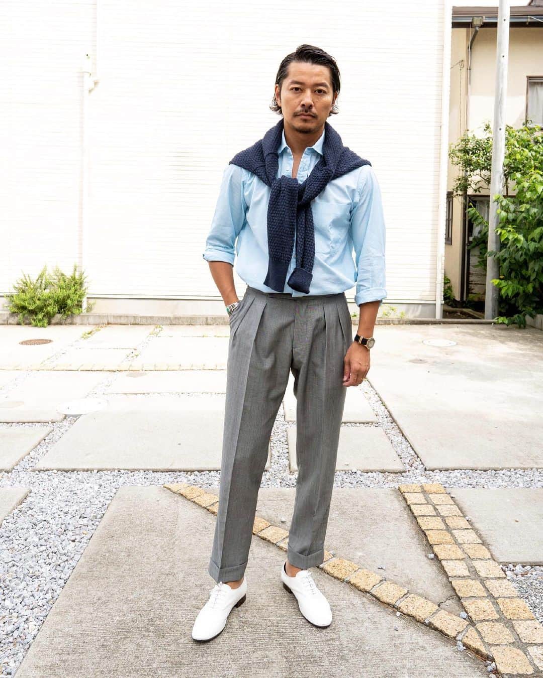 高田朋佳のインスタグラム：「Blue & Grey. 定番の色の組み合わせも、少し変化を加えるだけで新鮮に見えます。 ターコイズカラーのシャツや、凹凸感が楽しいニットカーディガン。 パンツのディテールやシルエット、そして足元。 合わせやすいけどクセがあるアイテムでまとめてみました。  >>>swipe left to check the details. ———————————————————————— #berwich #colonyclothing #vandori #repetto #authenticstyle  #dressstyle #elegantstyle #modernclassicstyle #newclassicstyle #fashion #mensfashion #mensdressstyle #suitsstyle #dapperstyle #takadachannel」