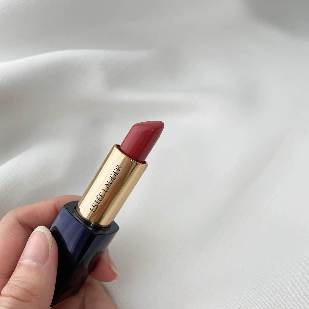 杉浦みずきのインスタグラム：「. 最近またこれ使ってる💄 あんまとれないし！ 色が自分に合ってる 程よい赤リップ ・ #esteelauder  #赤リップ #口紅 #コスメ #コスメレポ #デパコス #デパコスリップ」