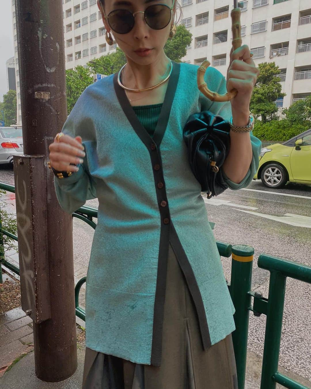 黒石奈央子さんのインスタグラム写真 - (黒石奈央子Instagram)「今日の私服。  最近雨多くてヤンなっちゃうよね。 . .  tops 6/25 skirt  6/18 shoes 発売中 bag  @ameri_omotesando   @ameri_shinjuku @amerivintage @ameri_daikanyama @ameri.shinsaibashi  @ameri_omotesando #ameri#amerivintage #fashion #vintagefashion #coordinate#ootd#outfit#osanposnap #705_outfit #大人ファッション #大人コーディネート #大人スタイル #modestyle #modefashion#modecasual」6月17日 20時31分 - blackstone705