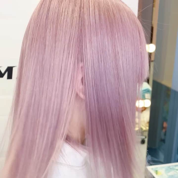 原涼香のインスタグラム：「𝙬𝙝𝙞𝙩𝙚 𝙥𝙞𝙣𝙠 🤍 3 care bleach ✔︎ ㅤㅤㅤㅤㅤㅤㅤㅤㅤㅤㅤㅤㅤ  #SHIMA#韓国ヘア#韓国スタイル#網紅#ワンホンヘア#網紅ヘア#網紅スタイル#レイヤーカット#ハイトーン」