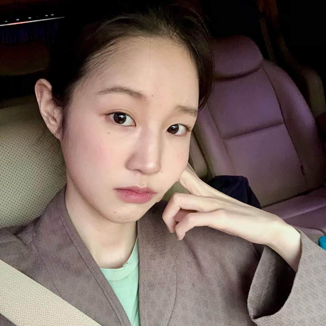 パク・ボラムのインスタグラム：「🖐🏻 💛」