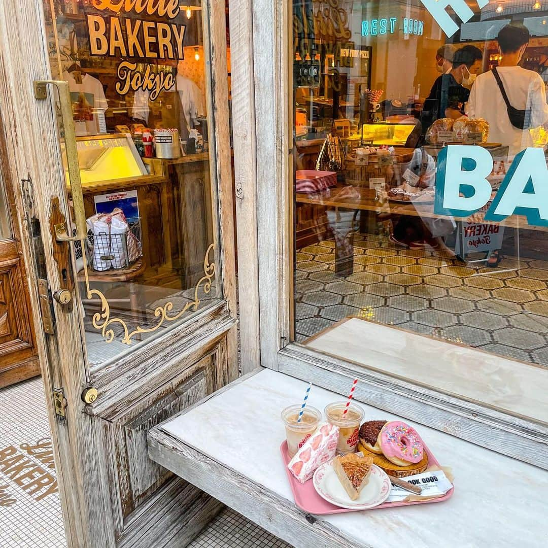 あやちゃんさんのインスタグラム写真 - (あやちゃんInstagram)「☁️🥐🥯🍩💕 定期的に来たくなるパン屋さん 店内もかわいいけどテイクアウトで ベンチで食べるのもいいんだよなあ🤍 この日は上下#grl なの💕 パフスリーブのトップスはやっぱ可愛い😊ショートパンツはカラバリ沢山あったけど無難に黒にした🖤 #thelittlebakerytokyo  #littlebakery  #ザリトルベーカリートーキョー  #パン屋 #パン屋巡り #フルーツサンド #ドーナツ #明治神宮前カフェ #明治神宮前 #表参道カフェ #表参道ランチ #表参道グルメ #表参道 #原宿カフェ #原宿ランチ #原宿スイーツ #原宿 #東京カフェ #グレイル #グレイル購入品 #グレイルコーデ #grl購入品 #grlコーデ #プチプラ #今日のコーデ #ootd #パフスリーブ #ブラックコーデ #オールブラック」6月17日 20時45分 - aya.you.love.r