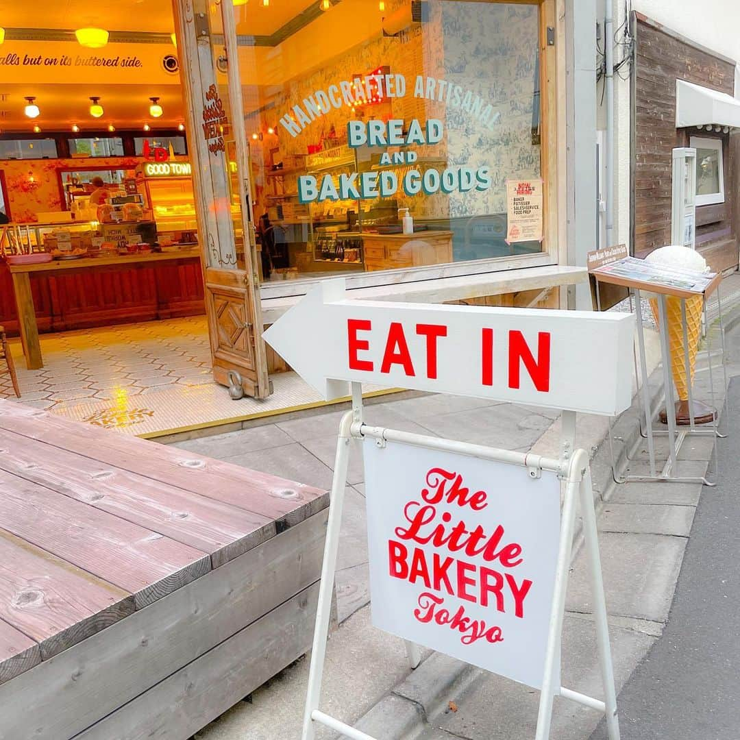 あやちゃんさんのインスタグラム写真 - (あやちゃんInstagram)「☁️🥐🥯🍩💕 定期的に来たくなるパン屋さん 店内もかわいいけどテイクアウトで ベンチで食べるのもいいんだよなあ🤍 この日は上下#grl なの💕 パフスリーブのトップスはやっぱ可愛い😊ショートパンツはカラバリ沢山あったけど無難に黒にした🖤 #thelittlebakerytokyo  #littlebakery  #ザリトルベーカリートーキョー  #パン屋 #パン屋巡り #フルーツサンド #ドーナツ #明治神宮前カフェ #明治神宮前 #表参道カフェ #表参道ランチ #表参道グルメ #表参道 #原宿カフェ #原宿ランチ #原宿スイーツ #原宿 #東京カフェ #グレイル #グレイル購入品 #グレイルコーデ #grl購入品 #grlコーデ #プチプラ #今日のコーデ #ootd #パフスリーブ #ブラックコーデ #オールブラック」6月17日 20時45分 - aya.you.love.r