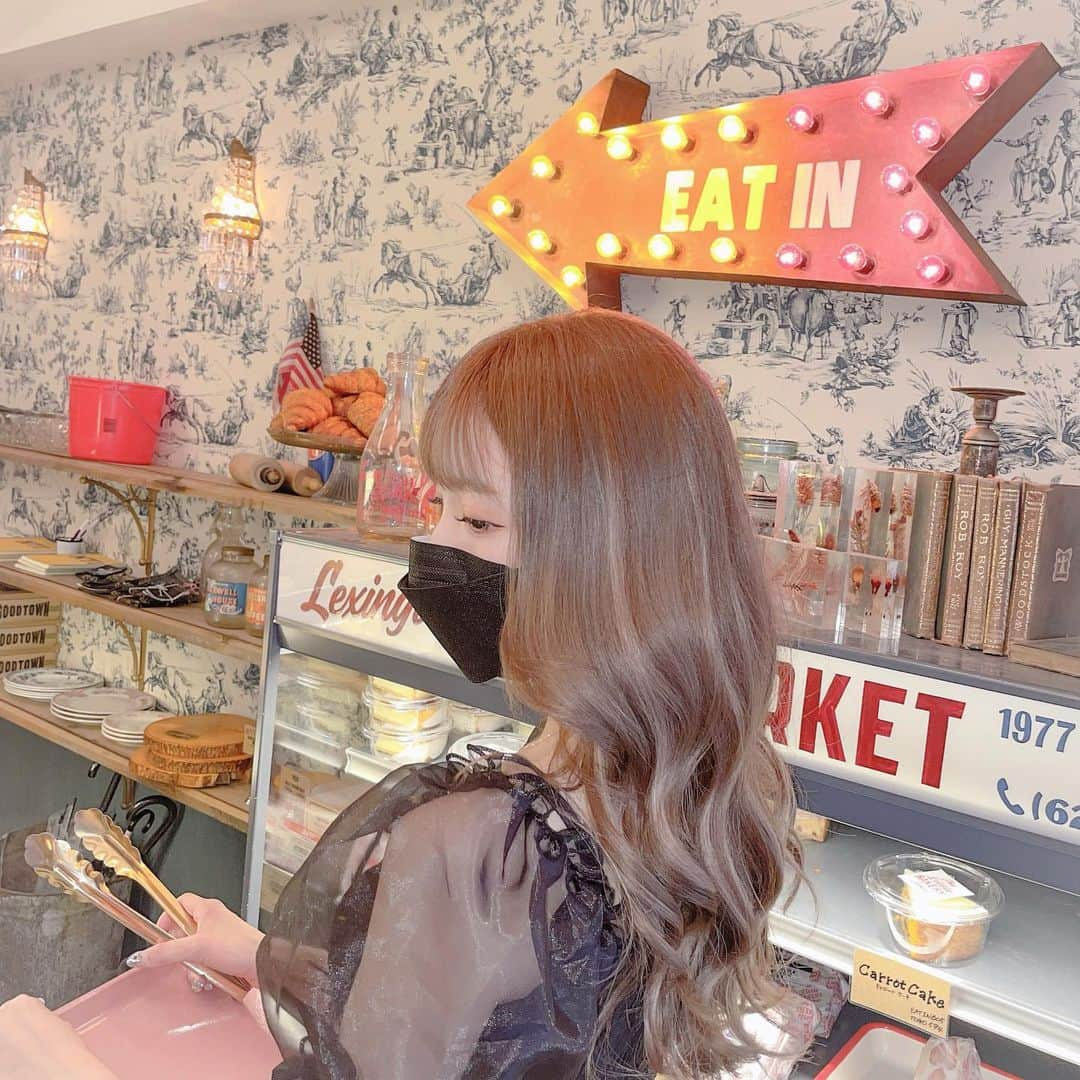 あやちゃんさんのインスタグラム写真 - (あやちゃんInstagram)「☁️🥐🥯🍩💕 定期的に来たくなるパン屋さん 店内もかわいいけどテイクアウトで ベンチで食べるのもいいんだよなあ🤍 この日は上下#grl なの💕 パフスリーブのトップスはやっぱ可愛い😊ショートパンツはカラバリ沢山あったけど無難に黒にした🖤 #thelittlebakerytokyo  #littlebakery  #ザリトルベーカリートーキョー  #パン屋 #パン屋巡り #フルーツサンド #ドーナツ #明治神宮前カフェ #明治神宮前 #表参道カフェ #表参道ランチ #表参道グルメ #表参道 #原宿カフェ #原宿ランチ #原宿スイーツ #原宿 #東京カフェ #グレイル #グレイル購入品 #グレイルコーデ #grl購入品 #grlコーデ #プチプラ #今日のコーデ #ootd #パフスリーブ #ブラックコーデ #オールブラック」6月17日 20時45分 - aya.you.love.r