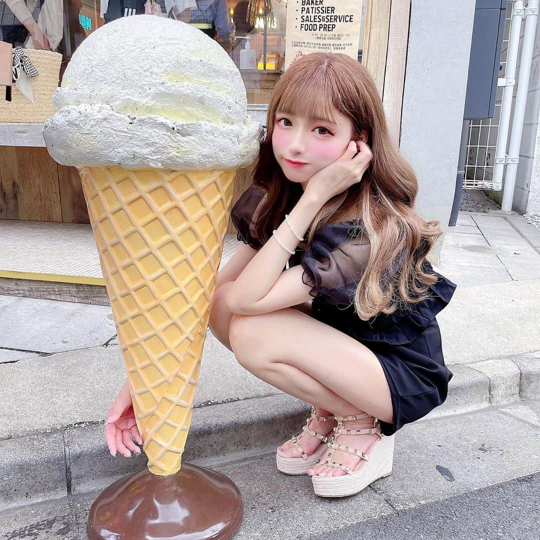 あやちゃんさんのインスタグラム写真 - (あやちゃんInstagram)「☁️🥐🥯🍩💕 定期的に来たくなるパン屋さん 店内もかわいいけどテイクアウトで ベンチで食べるのもいいんだよなあ🤍 この日は上下#grl なの💕 パフスリーブのトップスはやっぱ可愛い😊ショートパンツはカラバリ沢山あったけど無難に黒にした🖤 #thelittlebakerytokyo  #littlebakery  #ザリトルベーカリートーキョー  #パン屋 #パン屋巡り #フルーツサンド #ドーナツ #明治神宮前カフェ #明治神宮前 #表参道カフェ #表参道ランチ #表参道グルメ #表参道 #原宿カフェ #原宿ランチ #原宿スイーツ #原宿 #東京カフェ #グレイル #グレイル購入品 #グレイルコーデ #grl購入品 #grlコーデ #プチプラ #今日のコーデ #ootd #パフスリーブ #ブラックコーデ #オールブラック」6月17日 20時45分 - aya.you.love.r