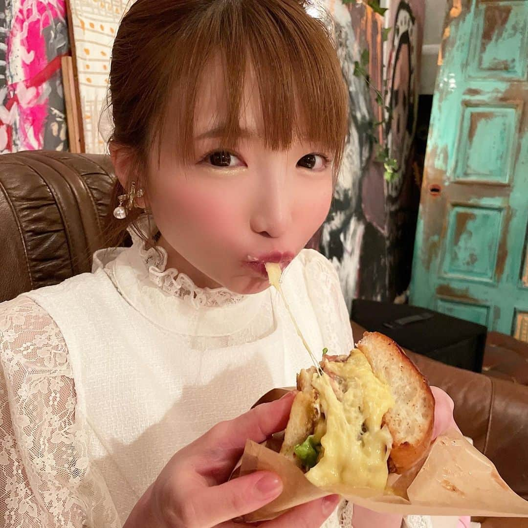 もえのあずきさんのインスタグラム写真 - (もえのあずきInstagram)「🤤💓  おいしいハンバーガー🍔  この日から４ヶ月ぐらい大好きなはるなに会えてへん🥺  #ハンバーガー#グルメバーガー#チーズグルメ#もえあず#大食い#もぐもぐ#大食い女子 #大食い女王 #ポニーテール #ホワイトコーデ」6月17日 20時58分 - moeazukitty