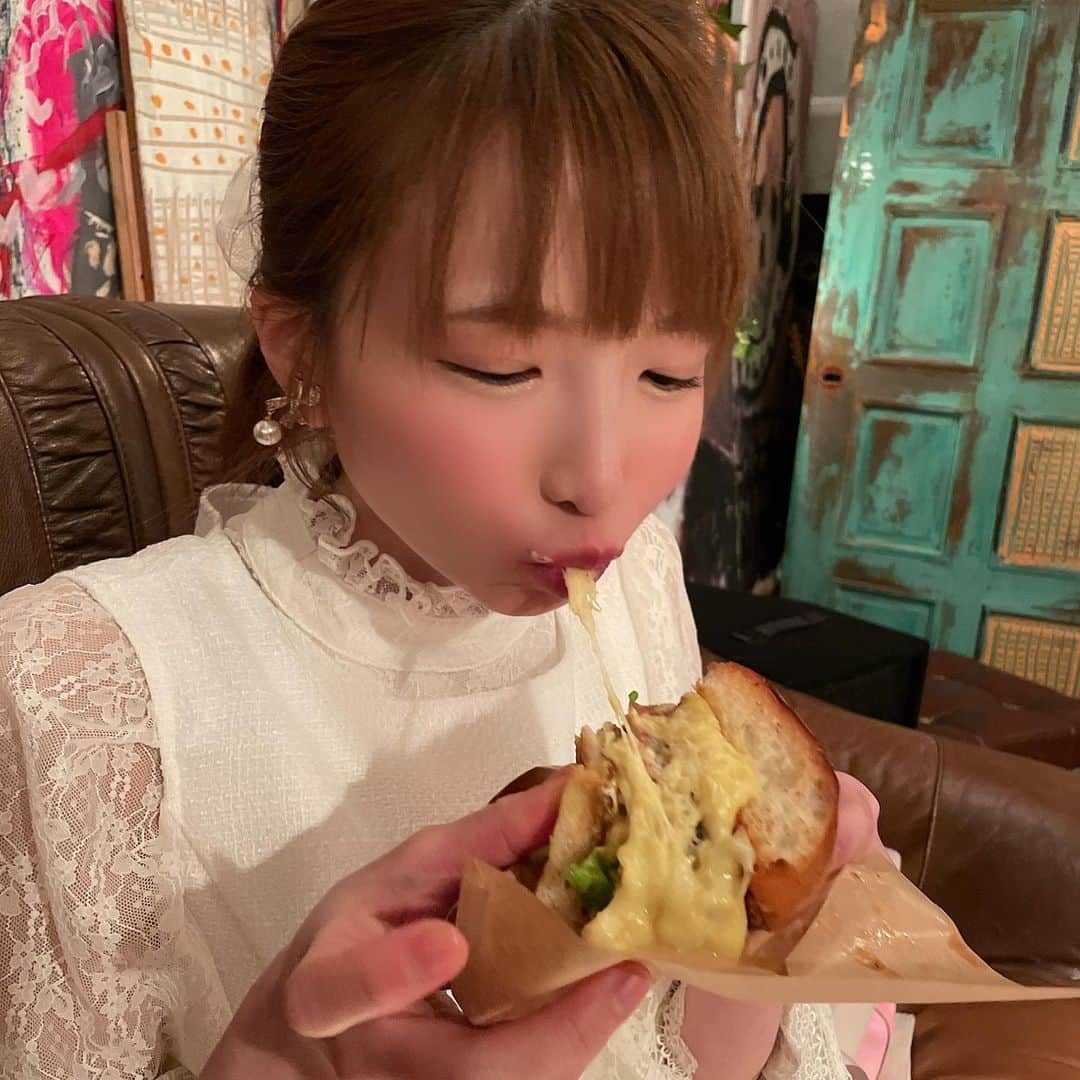 もえのあずきさんのインスタグラム写真 - (もえのあずきInstagram)「🤤💓  おいしいハンバーガー🍔  この日から４ヶ月ぐらい大好きなはるなに会えてへん🥺  #ハンバーガー#グルメバーガー#チーズグルメ#もえあず#大食い#もぐもぐ#大食い女子 #大食い女王 #ポニーテール #ホワイトコーデ」6月17日 20時58分 - moeazukitty