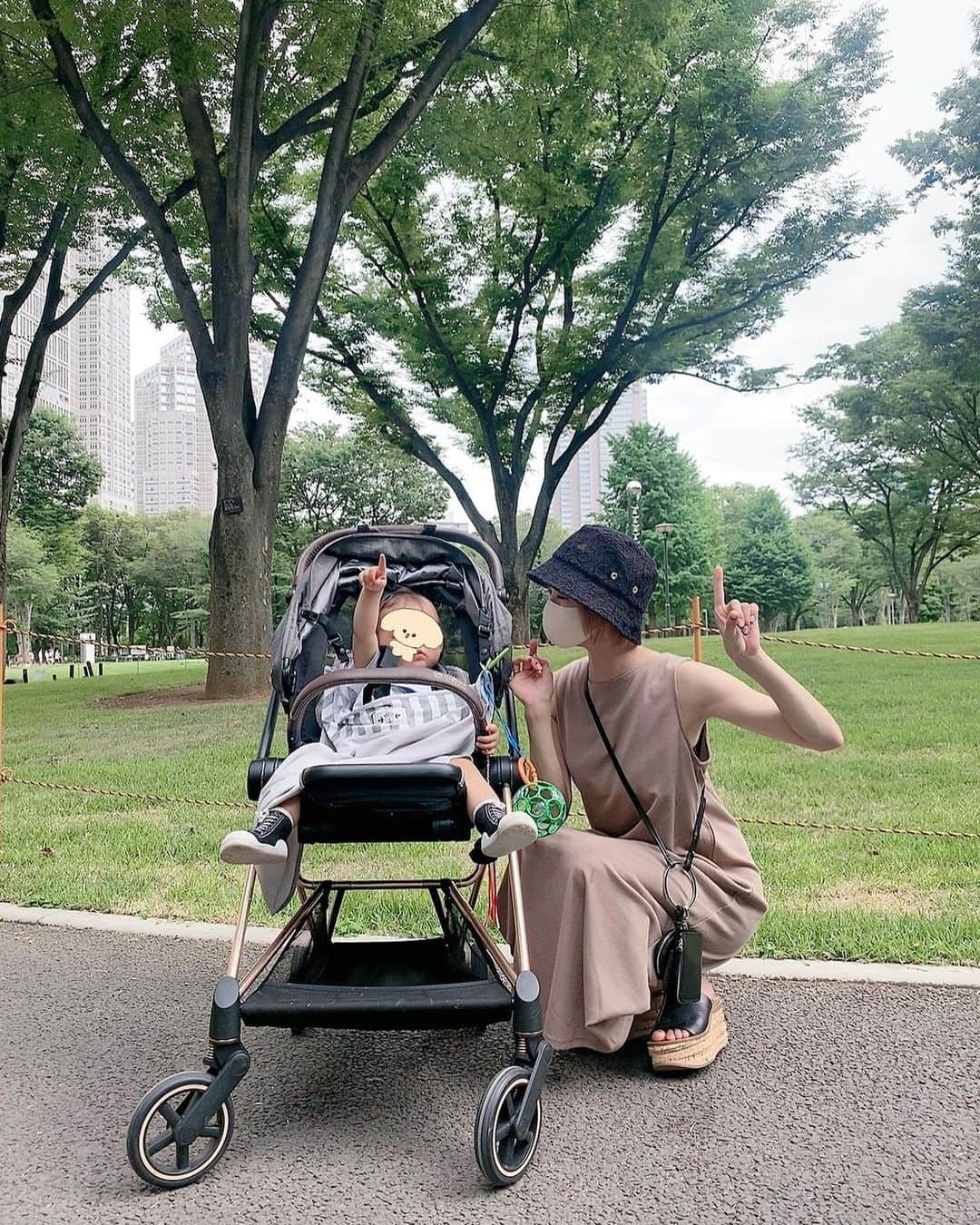 のインスタグラム：「最近は芝で歩く練習をしてる❤️ 家ではトコトコ歩くけど まだお外は難しそう🤣  久々に新宿中央公園行ったけど カフェとかできてて変わってた🥺  #新宿中央公園 #西新宿 #お散歩」