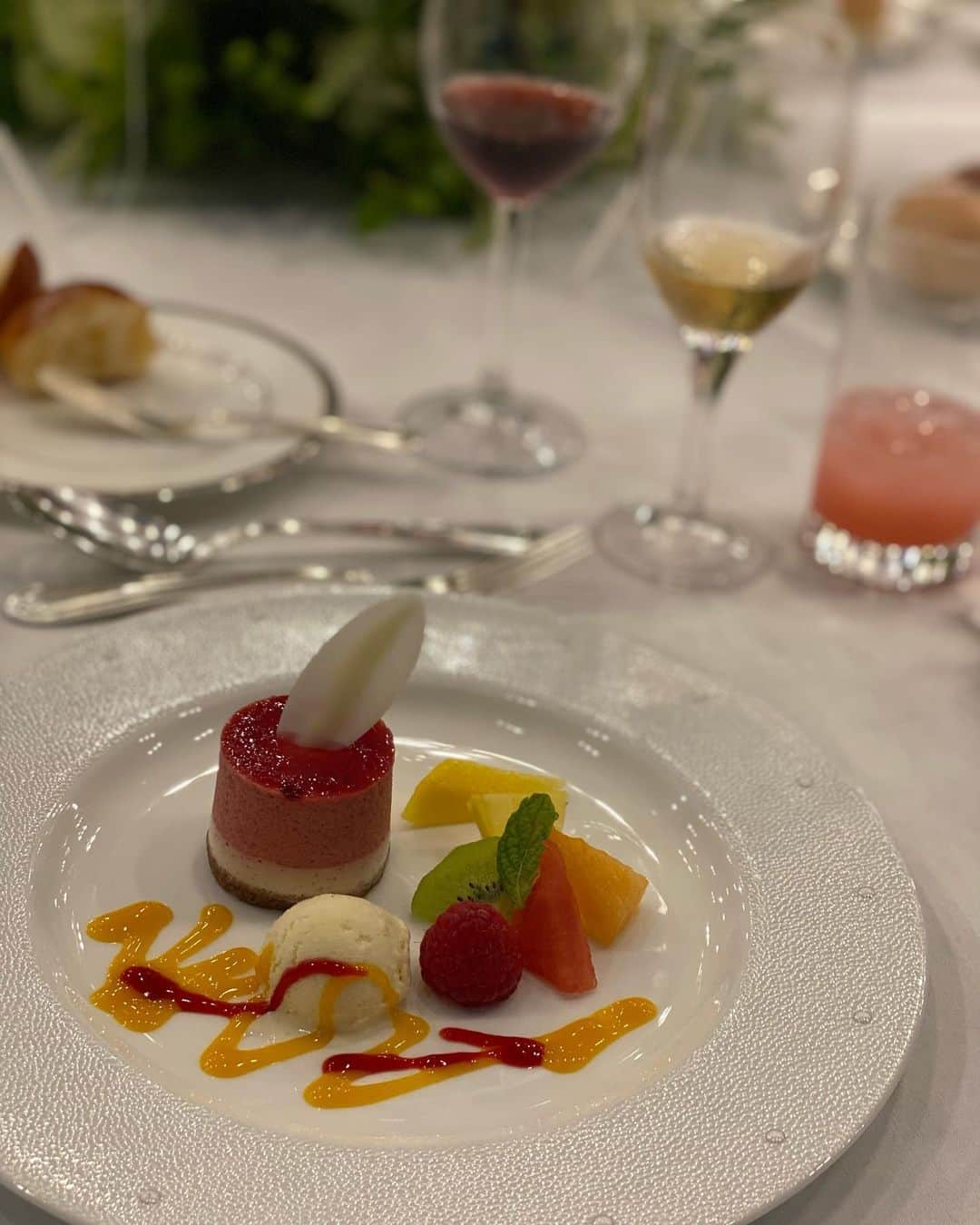 石田安奈さんのインスタグラム写真 - (石田安奈Instagram)「dinner🍽💓💓💓  #dinner#French#フレンチ#パーティー#ドレス」6月17日 21時18分 - annaishida_0527