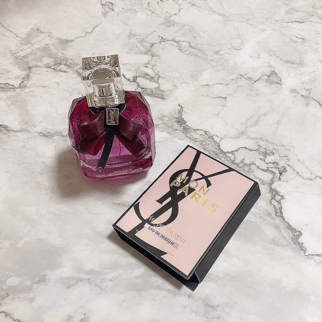 平松可奈子さんのインスタグラム写真 - (平松可奈子Instagram)「新しい香水🛍 ヘアミストも持ってるんですが 両方使い切ったのでリピート💓 モンパリオーデパルファム　アンタンス。  #pink  #イヴサンローラン  #モンパリ #アン タンス　#香水　#フレグランス」6月17日 21時33分 - 11kanaco14
