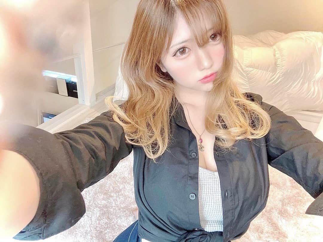 ゆーちゃんさんのインスタグラム写真 - (ゆーちゃんInstagram)「✩.* 21歳 最終日の夜  独り言と自己紹介😌 栄養失調、命を落としかけ、貯金がつきて、 生活のため学生と平行して起業 → 失敗ばかり。 片耳は聞こえなくなる、相変わらず1年の半分は寝込んでる、 ほんとに苦労することの方が多かったな！！！笑   皆にどう映ってるのかはわからないけど 私は本当にその辺の普通の女子大生  SNSってキラキラ✨✨✨してるイメージだけど 自分はキラキラを拾い集めようとしたって  自炊に節約生活でしかやってけないからSNS映えしないし プロフィールに書いてる通り持病や障害ありしで  失敗8割の人生 、何もカッコつかなくてサ。🙃笑  読書と勉強かバイトばかりだった 自分 コロナが流行って息苦しさを感じて 毎日どん底だったからこその  リアルな発信をはじめ、 自己満で心和らぐ言葉を綴るようになったのが、去年の5月頃。  だからアカウントは  始めて長くないのだけど、 思いのほか ｢共感｣  してくれる人と出会って  気づけばフォロワーさんは55万人を超えてました！  何だかココは等身大の自分でいてもいいんだーって  ダサい自分丸出しだから ある意味SNSっぽく使ってなくて、 ｢一人じゃないんやな〜｣ と、みんなとの交流を通して 仲間を発見できたり 安心する場になってます。 みんなの言葉に救われることが多いので、本当にありがとう🌸  よく登場するみみちゃん @mimigolf0817 は 私が倒れた時に全力で救ってくれた人で命の恩人たるや、  階段から落ちた時に飛んできてくれたり、 突発性難聴になって耳が聞こえなくなって助けてくれた人 電車で倒れてしまってずっと付き添ってくれた方や  道端でぶっ倒れてかわりにタクシーを捕まえてくれた人とか、 救急車って自分で呼んだ覚えがないから少なくとも誰かの助けがあったわけだし、 なんかほんと 見ず知らずの人達の優しさに触れて奇跡の連続で  ほんとに文字通り 自分ひとりじゃ生きてけるわけなくて、 いろんなサポートがあって、自分はたくさんの 方々に助けられながら、今があります。  努力とひたすら挑戦を重ねて感謝を知った、 怒涛の１年間、最高の思い出！  いつだって自分の意思で人生を選択してきたから それが失敗でもどん底をみてても 何も後悔はなくて、自分らしい毎日に感謝です！  好きなことをやるためには 嫌いなことも頑張らなきゃいけなくて、 苦労があるから今 胸張って｢好きだ！｣と言える毎日を送ってる  自分は身体が弱いし明日がある保証もなくて 今、生きてることが奇跡だと思って過ごしてます  今ある当たり前は当たり前じゃない、 だから、いっぱい感謝して、 いつか花開くと信じて努力を続けたいな  来年も実りある一年にするぞー！！！ そして何より 身体が弱いけど健康でいられますように！！ 22歳のゆちも よろしくお願いいたしますーん！」6月17日 21時33分 - yurina_era999