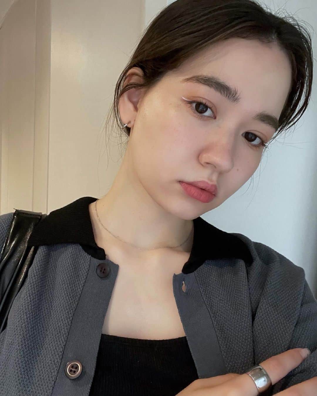 加藤愛里クリスティーナのインスタグラム：「服の系統に合わせて、引き算ニュアンスメイク💄 あえてまつげを上げなかったり サーモンピンクのアイシャドウ使ってみたり 最近まっったくメイク興味なかったけど 女の子楽しみたいと思った今日この頃  このニットシャツ1枚でカジュアルで大人な雰囲気になれて、大好き大好き大好き。笑」