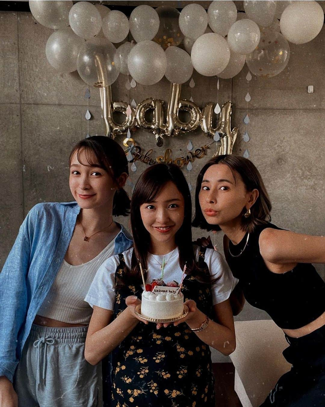 黒石奈央子さんのインスタグラム写真 - (黒石奈央子Instagram)「この間とものBABY SHOWERしたよん♪  飾り付けもがんばりました💪  元気な子を産んでね☺️  おまけにみんなでtiktokやりました🐝 キラキラガールズに混ざってへっぽこダンス😂つらみw  なにはともあれともBABYに会えるの楽しみだよっ😘  @tomo.i_0703  @sachi_fujii_official  #babyshower#ベビーシャワー」6月17日 22時08分 - blackstone705