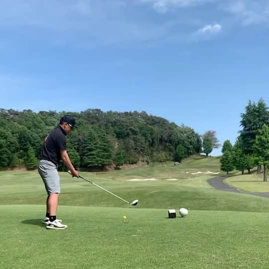 黒羽根利規のインスタグラム：「いつかのドライバーショット⛳️ 野球もこれぐらい振れてたらもっと打ててたかな🤣（笑） まいっか😁  #ゴルフ好き #上手くなりたいよぉ〜⛳️ #ボールが #いうこと聞きません #ふぁーーーーーー #みんなが笑顔になる動画あげたい #バズれ笑顔 #これでも #意識高め球児育成中」