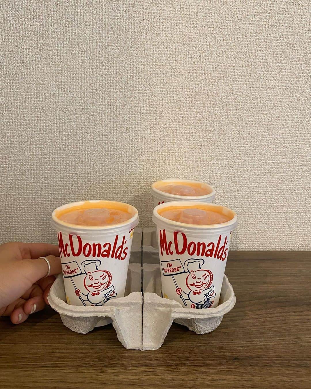 長谷川あやのインスタグラム：「🍟🍟🍟#mcdonalds ・ ・ ・ マックのパケずーっと このままであって欲しい🥺🤲🧡 ・ そしてほんと ハッピーセット様様だなぁ、、、😇 ・ なぜかどこかの方言が まじりながら喋る娘は相変わらずパパひいき👧笑 ポテト塩なしでオーダーすると あっつあつすぎてなかなか食べられないので 頑張って冷ましてるときの様子です✌️」