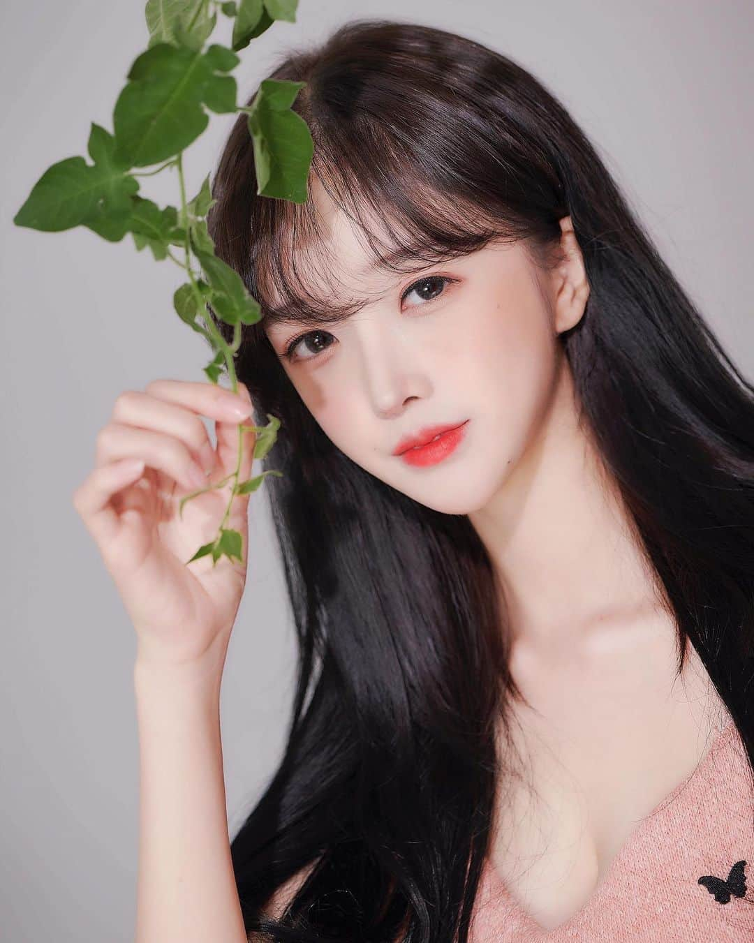 ハ・ウネさんのインスタグラム写真 - (ハ・ウネInstagram)「🌿🌱냥냥 다시올린다 🍃🌿 #화보촬영」6月17日 22時32分 - l1gssss___