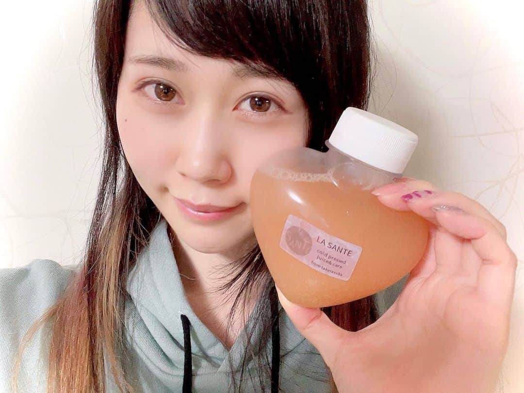 釘町みやびさんのインスタグラム写真 - (釘町みやびInstagram)「大好きな健康マルシェさんの コールドプレスジュース🥤✨✨  なんと、父の日用のハートボトルだよ！！♥  .  私は野菜あんまり食べないから こういう健康が凝縮されてる飲み物ほんとに助かる🥳  .  私が飲みたくなっちゃうけど せっかくの父の日ボトルなので、パパにね♥  父の日当日には行けないけど 来週実家に帰れるので、直接プレゼントしようと思います🎁💞  .  自分用には、次はコールドプレススープを購入してみたい…✨ 気になる商品いっぱいで困っちゃうね♥  . .  【PR】 @lasante.takarazuka  #コールドプレスジュース  #健康マルシェ  #ラサンテ  #健康  #野菜たっぷり  #ミックスジュース  #ジュース  #おすすめ  #健康食  #美容好き  #juice  #coldpress  #heart  #beauty」6月17日 22時41分 - miyajyaga382