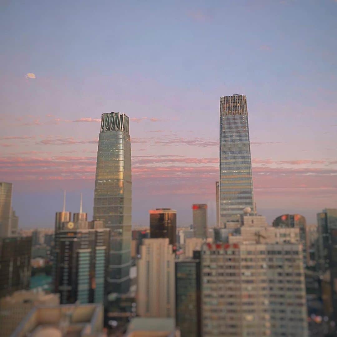 リー・ビンビン（Li Bingbing）さんのインスタグラム写真 - (リー・ビンビン（Li Bingbing）Instagram)「不是火烧云嘛，原来还是粉烧云🤔」6月17日 22時35分 - libingbing