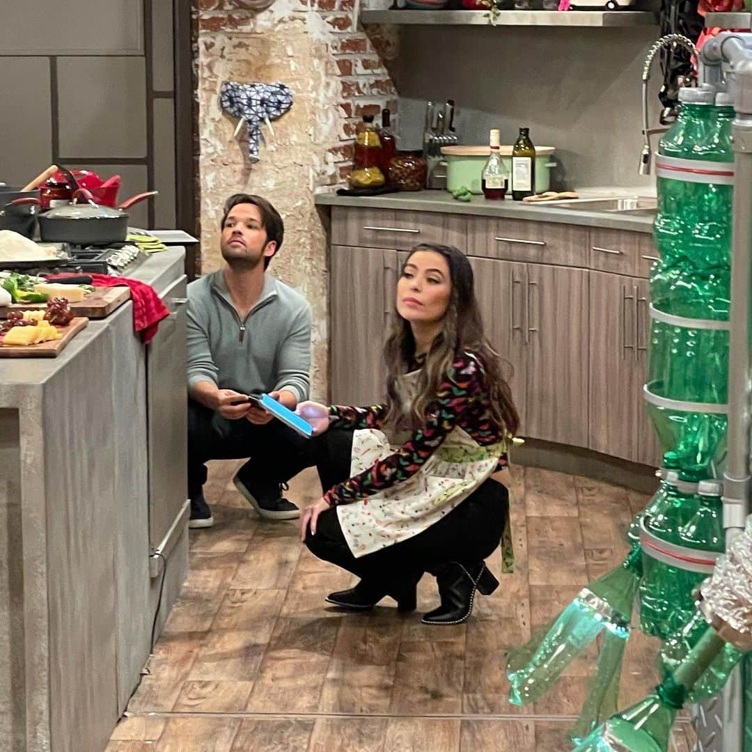 ジェリー・トレイナーのインスタグラム：「This is how @nathankress and @mirandacosgrove hide from the director. #iCarly is streaming now on #paramountplus! Three episodes ready to binge into your mind!」