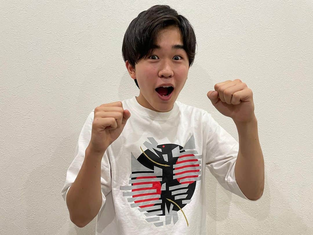 鈴木福さんのインスタグラム写真 - (鈴木福Instagram)「17歳になりました〜！！！ 華のせぶんちーんです！(笑) あ、seventeenですね(笑) 17歳の僕よろしくね～！ そして今日からTwitter始めました～！！  緊急事態宣言後、実際の高校生活が始まり、すぐに来た16歳。 1年間、早かったな～  16歳最高でした！！！ めっちゃ幸せな時間を過ごせました。  小学校や中学校もすっごく楽しかったけど、高校生も超楽しい！！  今日はたくさんの方が祝ってくれました！！ お仕事で出会った友達や先輩方、 高校の友達は0時になった時とか、朝とか連絡くれて、学校でも、お祝いしてくれました！！ 地元の友達も会える時間がなかなかないけど、たくさん連絡くれて嬉しかったな～  みんなありがとう！  応援してくれているみなさんも、お祝いのメッセージありがとうございます！！ 17歳も頑張ります！  #鈴木福#誕生日#6月17日#華のセブンティーン#せぶんちーん#Twitter#始めました#フォローお願いします！#16歳#ありがとう#17歳#こんにちは #頑張ります！」6月17日 22時49分 - s_fuku_te