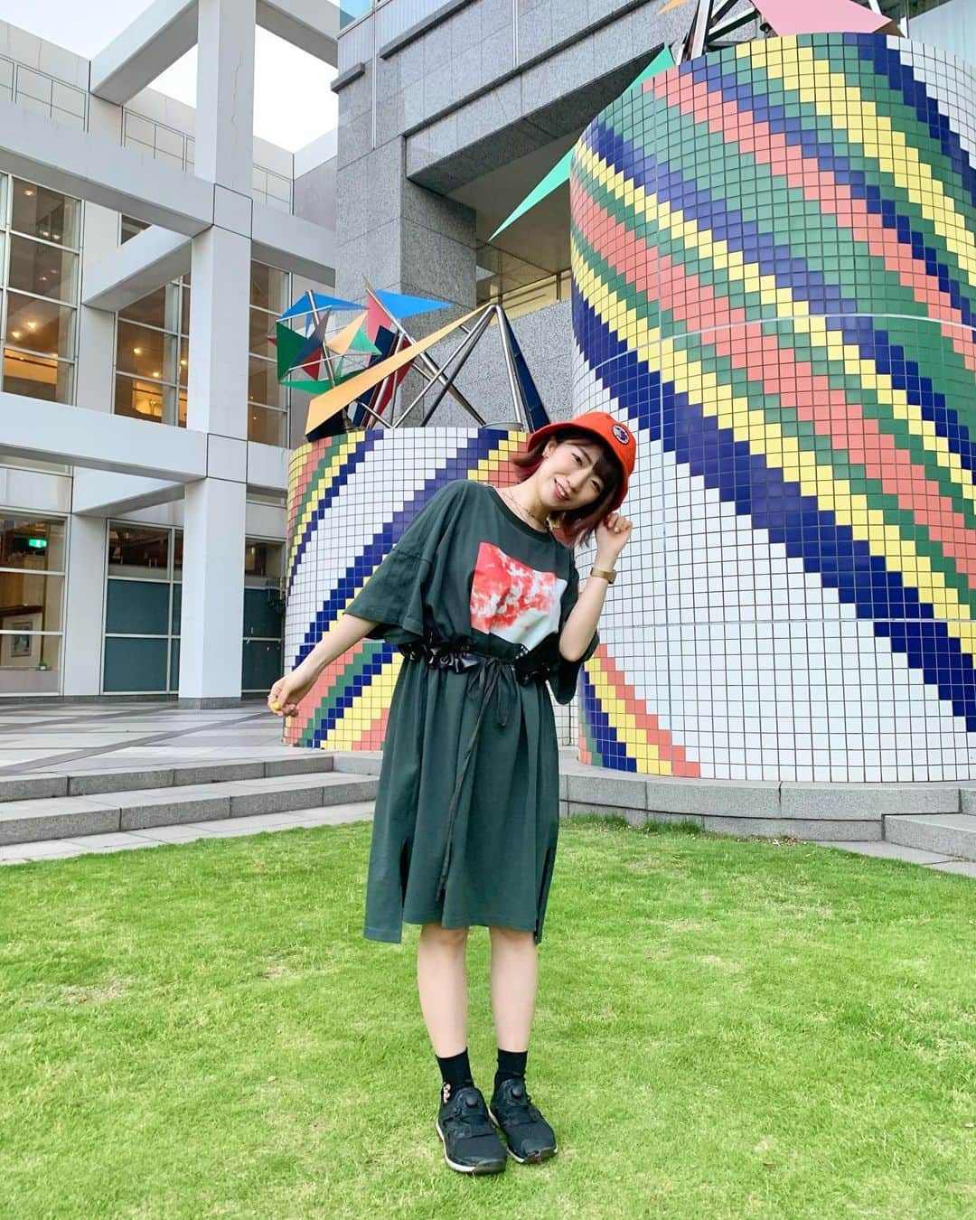 ぱいぱいでか美のインスタグラム：「楽でオシャなワンピ☻ . ROSEBUDのTシャツワンピ🍊 ウエストの部分のフリルとリボンでキュッとベルトみたいにできるのが可愛い！ 写真はキュッとしてるけど、緩めに結んでも可愛い気がするので今度やってみよ〜 (独り言でかいな) 月一でナビゲーターさせて頂いているbayfm78「78musi-crate」の収録の時に来ていきました。 海浜幕張の夕陽綺麗すぎて柄にもなくワンピースのようなポーズをとってしまいました。 海賊の方の。 2枚目は風を浴びています。風強かった。 マスクはチェーンで背中に回してあります！ 今月の担当回はradikoのタイムフリーでまだ聴けますよ✌🏻 ストーリーにリンク載せときます！ . あと今月の受注チェキも始まったので ストーリー載せときます！ハイライトも！ . #rosebud #tirededge #俺はインスタグラマーになりてぇ #ppdbayfm」