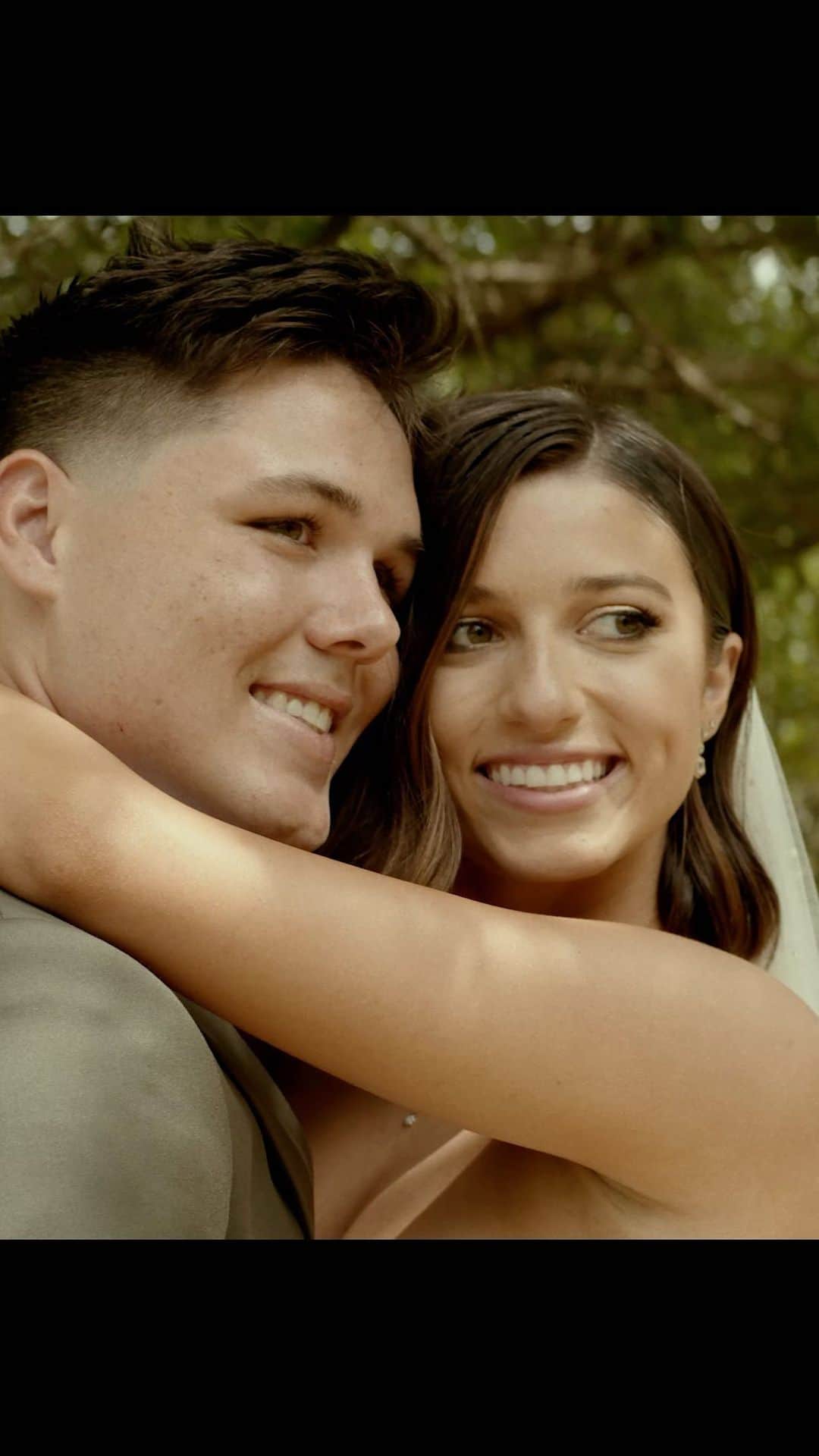 コリー・ロバートソンのインスタグラム：「The beginning of a great love story! I can’t stop watching and this is just the “teaser” can’t wait to get the whole video 😭🥰 @bellarobb you were a stunning bride and @jacobdmayo the cutest groom! It was such a joy planning a wedding with you!   There is nothing better than bringing all of your favorite people (and for our fam that’s a lot of people, ha) together to witness and celebrate your daughter getting married!! I want to shout out all of the amazing people we worked with to make this day so special. We couldn’t have done it without those listed below. Pretty much all of the same people that we worked with on Sadie’s wedding, so you know they’re excellent if we asked them back a second time, ha! I just want to say Thank you, Thank you, Thank you!!   Photography and videography @andrewabajian  My amazing assistant and coordinator of all things  @lindsay_neely__ Design and planning @tishmillerdesign All Rentals, set up & tents @explorelememts  Catering @chefjohnfolseevents Florals @FineFolksla Rehearsal dinner photographer @jaydaiye Cakes @musthavecakela Ceremony Sound @gulfcoastsounds Ceremony Music @katymartinez @stevenmorris_212 @jonathandinklage  Reception Band @big_bling_and_the_funk_machine  Rugs @wilderwaythreads Signage @modlode Popsicles @thehyppo Coffee Bar @railwaycoffee PhotoBooth @bashbooth  Guestbooks / vow books @clairemagnolia Programs and invites @scriptura_nola Bridal HAMU @carachele  HAMU @makeup_megan_s  Spray Tans @spraytannashville Shuttle Service @mayotours Ceremony Platform Gary Masters Construction  All of the @campchyoca counselors who pitched in to help!   Also so many questions about the dresses and all the outfit details. Here you go!  Ceremony dress @jennyyoo via @BHLDN  Reception dress @janehillbridal via @blushbysadiec Rehearsal dinner jumpsuit @rimearomdaky Her ring @randysmithjewelers His suit custom @the_toggery His Ring @stagheaddesigns Bridesmaids @BHLDN Bridesmaids earrings @able Groomsmen suits @theblacktux Groomsmens shoes @dsw  Mother of the bride dress @Marchessafashion  Flower girl dresses @BHLDN RingBearers Outfits @gardenbabyruston Bride and Bridesmaids PJs @suesartor」