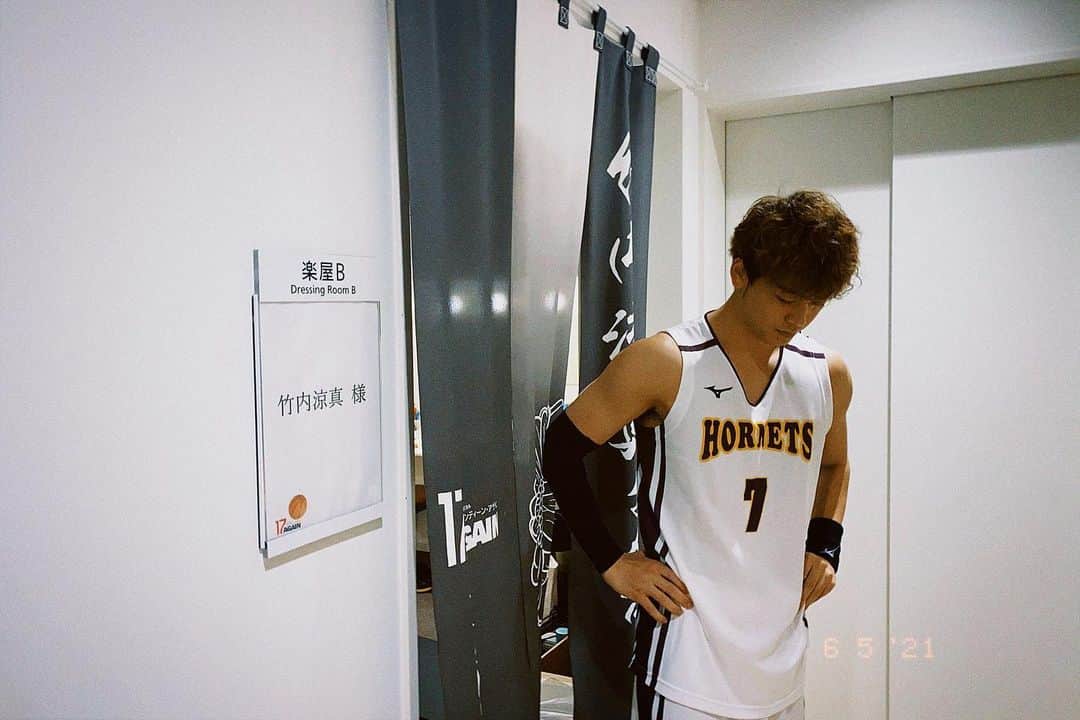 竹内涼真のインスタグラム：「musical#17again  　　　　明日から#鳥栖　開幕です  またここからチーム全体で新しい発見が出来たら良いなと。  チームの雰囲気は日々良くなってます 最高です❤️ 最高の仲間達と鳥栖の5公演も魂こもったステージにしたいと思います❗️  劇場でお待ちしてます。お気をつけて。」