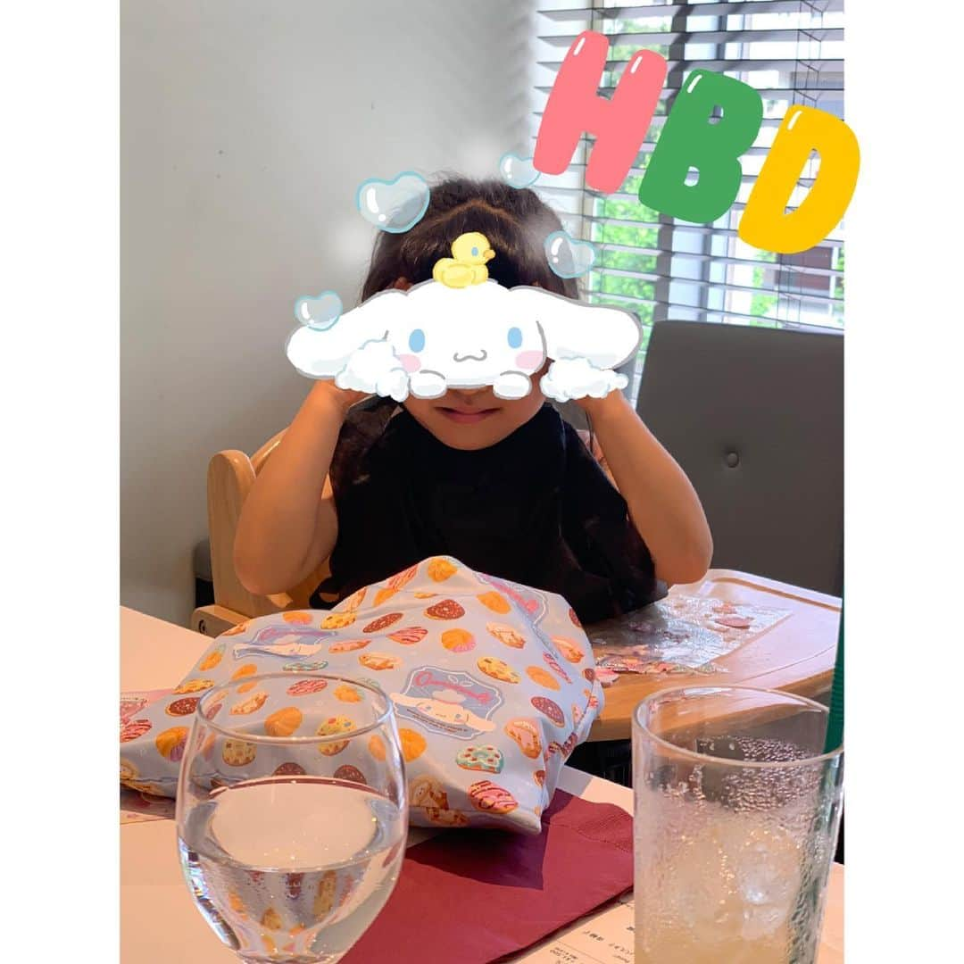 安枝瞳さんのインスタグラム写真 - (安枝瞳Instagram)「. 姉えださん3歳！！ みんなに沢山お祝いしてもらって大満足でお眠りになられました😊💕 寝る間際に「ママも3歳おめでとう💓」って言われたので私も大満足で眠れそうです😍😍 妹えださんはニモデビュー❤️❤️(着ただけ🤣) #3歳 #ハッピーバースデー #hbd  #happybirthday」6月17日 23時02分 - hitomiyasueda