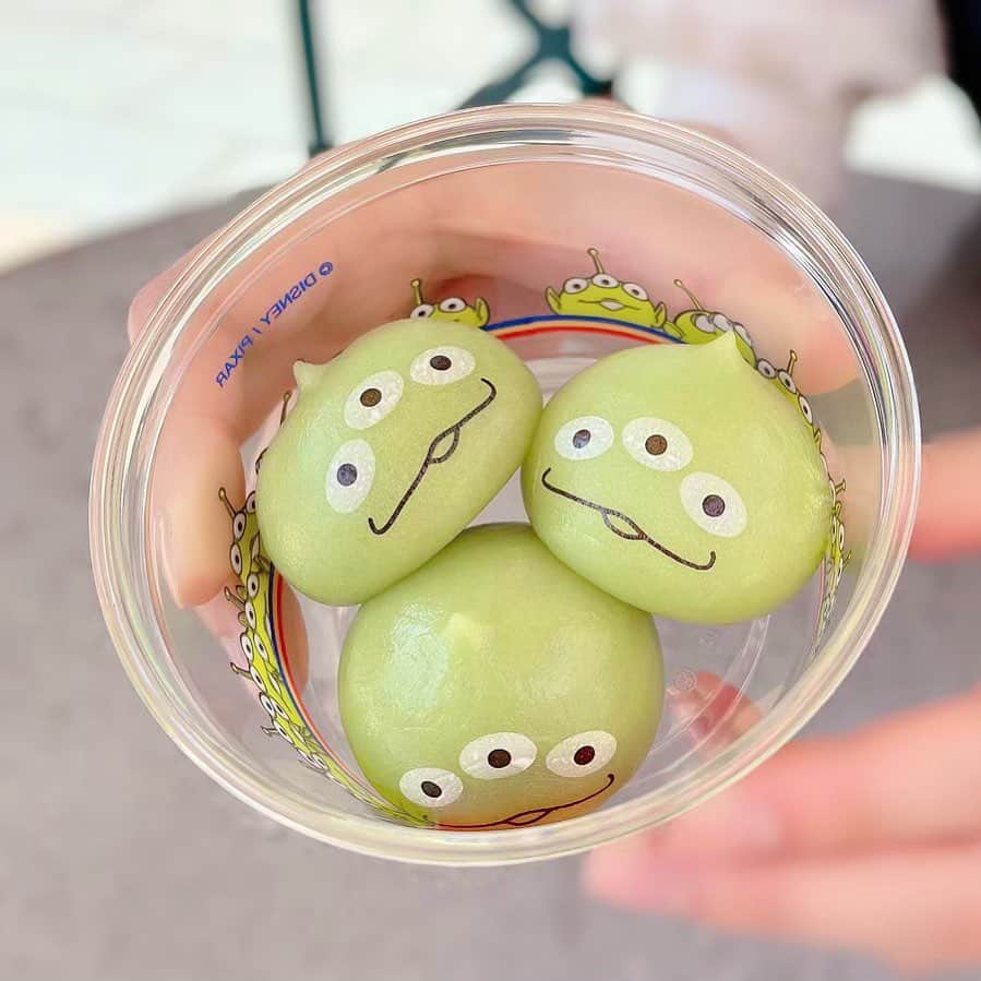 濱村春香のインスタグラム：「. モチモチした食べ物が好きなので そろそろこれを食べに行きたいです🐭   #リトルグリーンまん #disney #disneyland #ディズニー #ホリプロ #horipro #フリーアナウンサー #キャスター #リポーター」