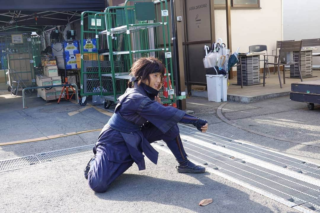 土屋太鳳さんのインスタグラム写真 - (土屋太鳳Instagram)「暑い1日でしたが、お元気でしたか？ 明日はいよいよ 映画「 #ヒノマルソウル〜舞台裏の英雄たち〜』が 公開となります⛷️❄️✨ 本当なら去年の6月19日が初日でした。 ちょうど1年後に公開出来ることとなりましたが、 これも、もしかしたら 偶然ではないのかもしれません。 明後日は舞台挨拶に参加させていただきます🔥 難しい状況は続きますが、 対策をしっかりして参加したいと思います！ . 写真は、映画「 #るろうに剣心 #最終章 」の撮影⚔️✨✨ いつでもどこでもアクションを練習していて、 現場の皆さんが先生でした🙏✨✨ 明日も引き続き載せますね☺️ . #るろうに剣心最終章 #TheFinal #TheBeginning #るろ剣完結したでござるよ #RUROUNIKENSHIN」6月17日 23時35分 - taotsuchiya_official