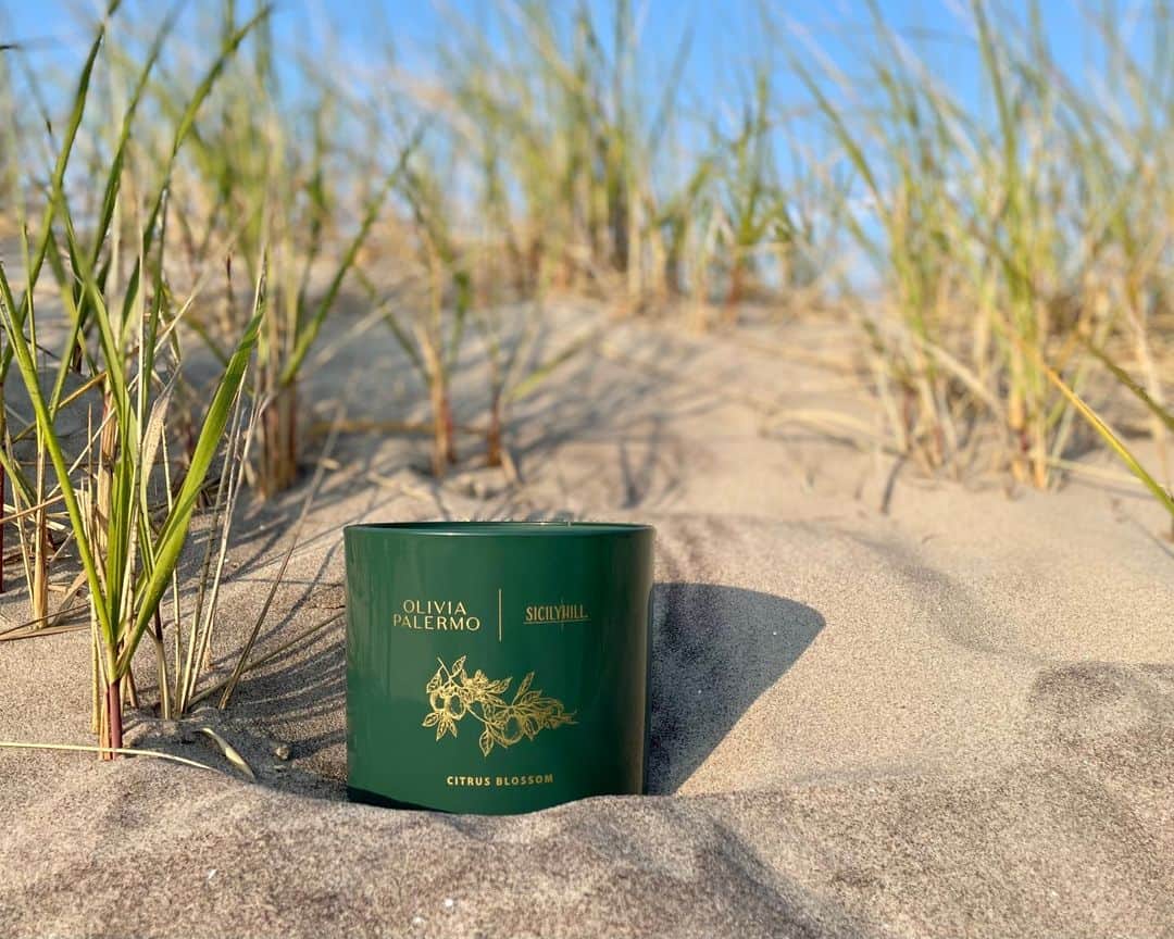 オリヴィア・パレルモのインスタグラム：「This weekend officially starts the summer season! 🏖☀️🏄🏼‍♀️ Who else is ready for some beachside soirées?! Amp up the ambience with my @TheSicilyHill Citrus Blossom candle 🌅」