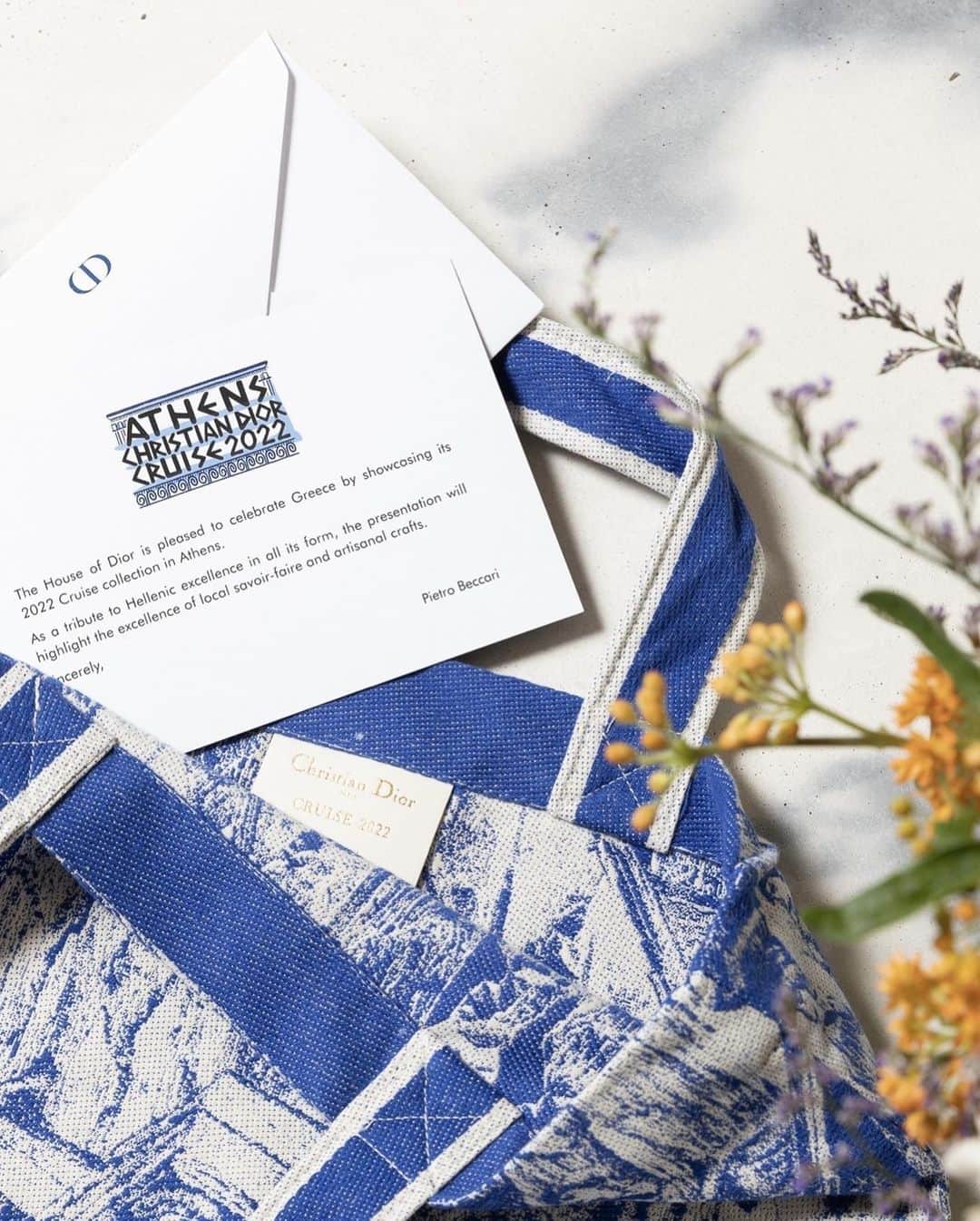 香音さんのインスタグラム写真 - (香音Instagram)「Ready for DIOR CRUISE 22 COLLECTION tonight! . . ギリシャ アテネで発表されるディオールの2022 クルーズ コレクション どんなコレクションが観られるのか今から楽しみ💋 . Dior2022クルーズコレクションインビテーション✉️と一緒に素敵なトートバッグが。♡  #DiorCruise #ディオール」6月18日 0時09分 - kanon420_official