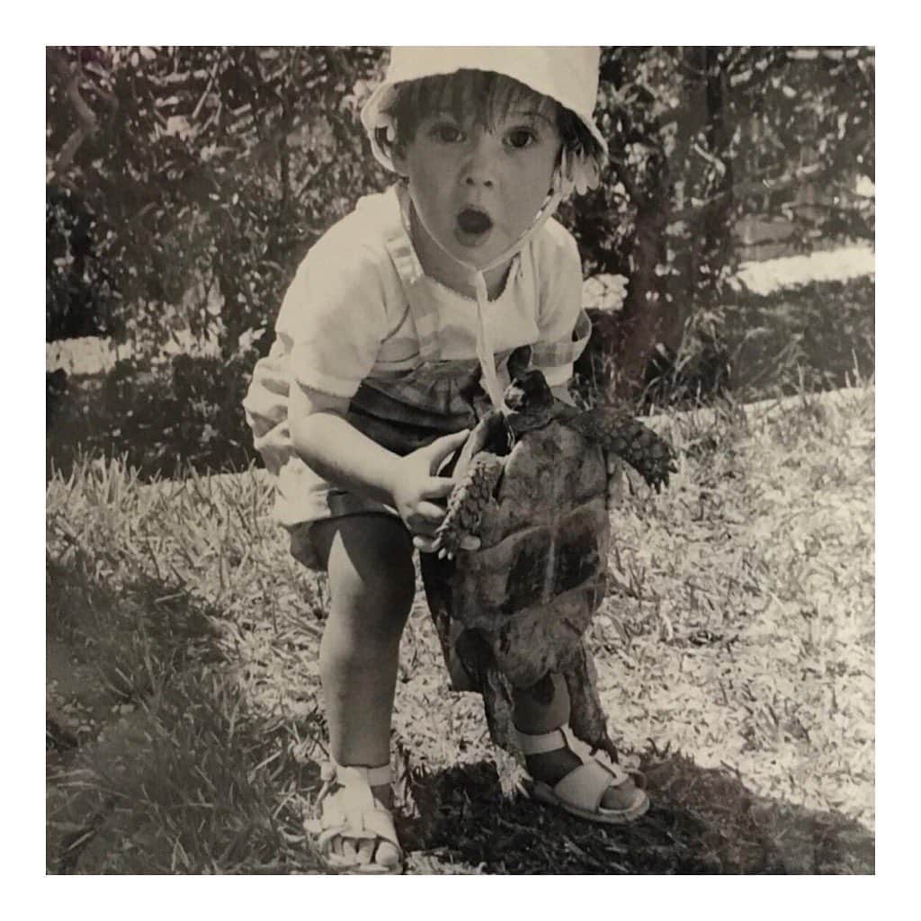 エヴァ・グリーンのインスタグラム：「#TBT Joy and her turtle friend 🐢」