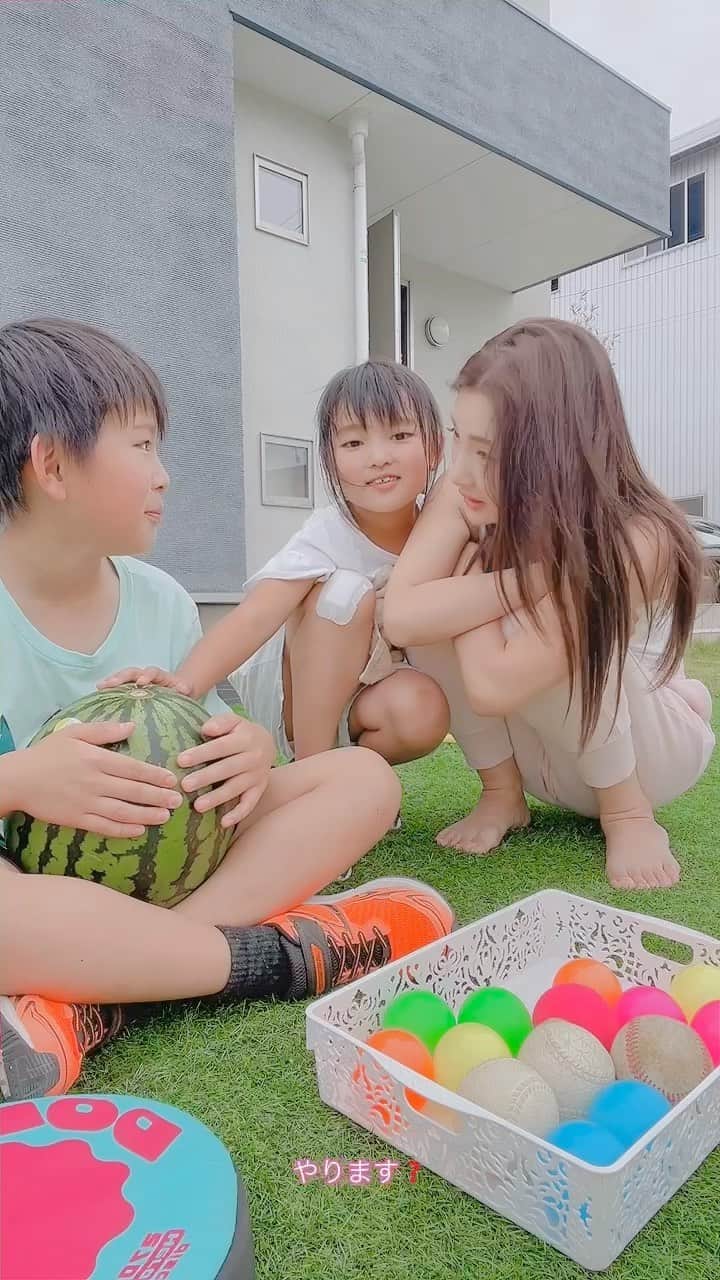 のインスタグラム：「さぁスイカの季節です❣️我が家では1玉スイカはスイカ割りをしてから食べます❣️お調子ものの長男むねくんのとんでもないハプニング😂😂😂 個性ある食べ方もお楽しみください🙇‍♀️ #スイカ#スイカ割り #ハプニング #omg#子供のいる暮らし #🍉」